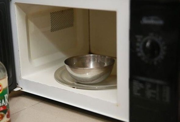 Inox Có Cho Vào Lò Vi Sóng Được Không? Cảnh Báo Nguy Hiểm Ít Ai Biết